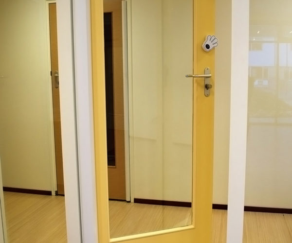 Finger Alert Pro white on door